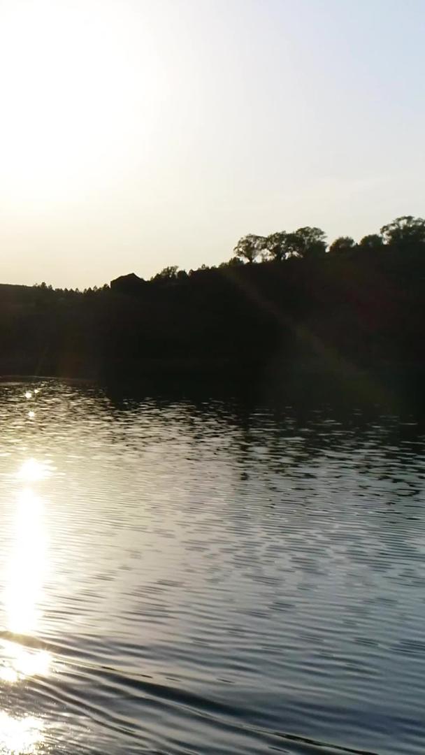 小渔船在夕阳下航行航拍视频的预览图
