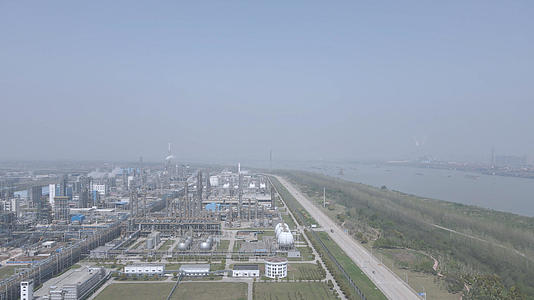 航拍长江边投产的工业能源乙烯石化生产基地4k素材视频的预览图