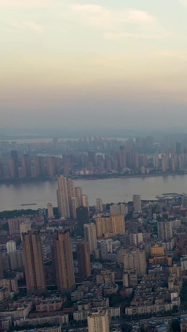 航拍晚霞俯瞰长江和城市建筑视频的预览图