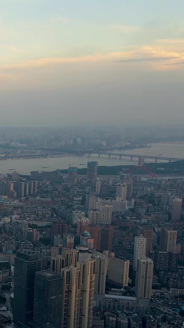 航拍晚霞俯瞰长江和城市建筑视频的预览图
