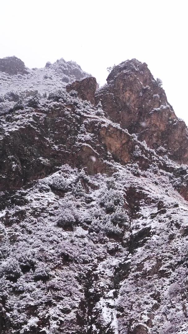 拍摄青海海北祁连山雪景视频的预览图