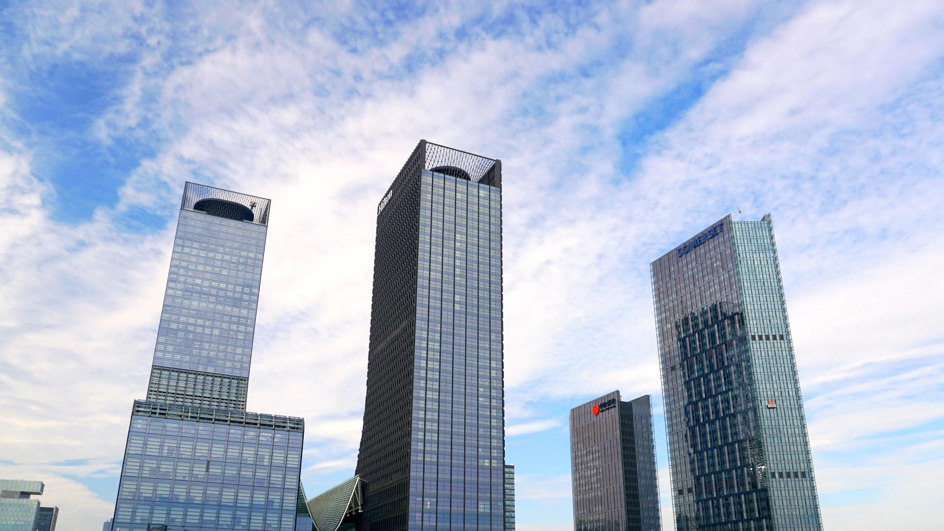 8K实拍城市CBD建筑大厦蓝天白云延时摄影视频的预览图