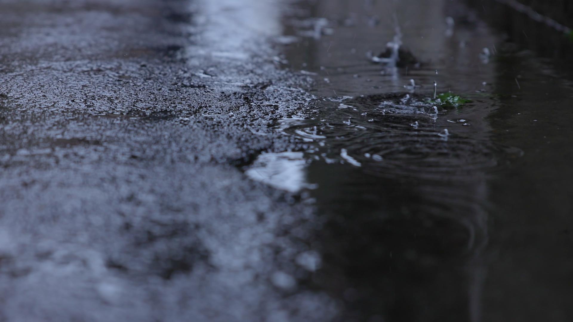雨中路边水洼视频的预览图