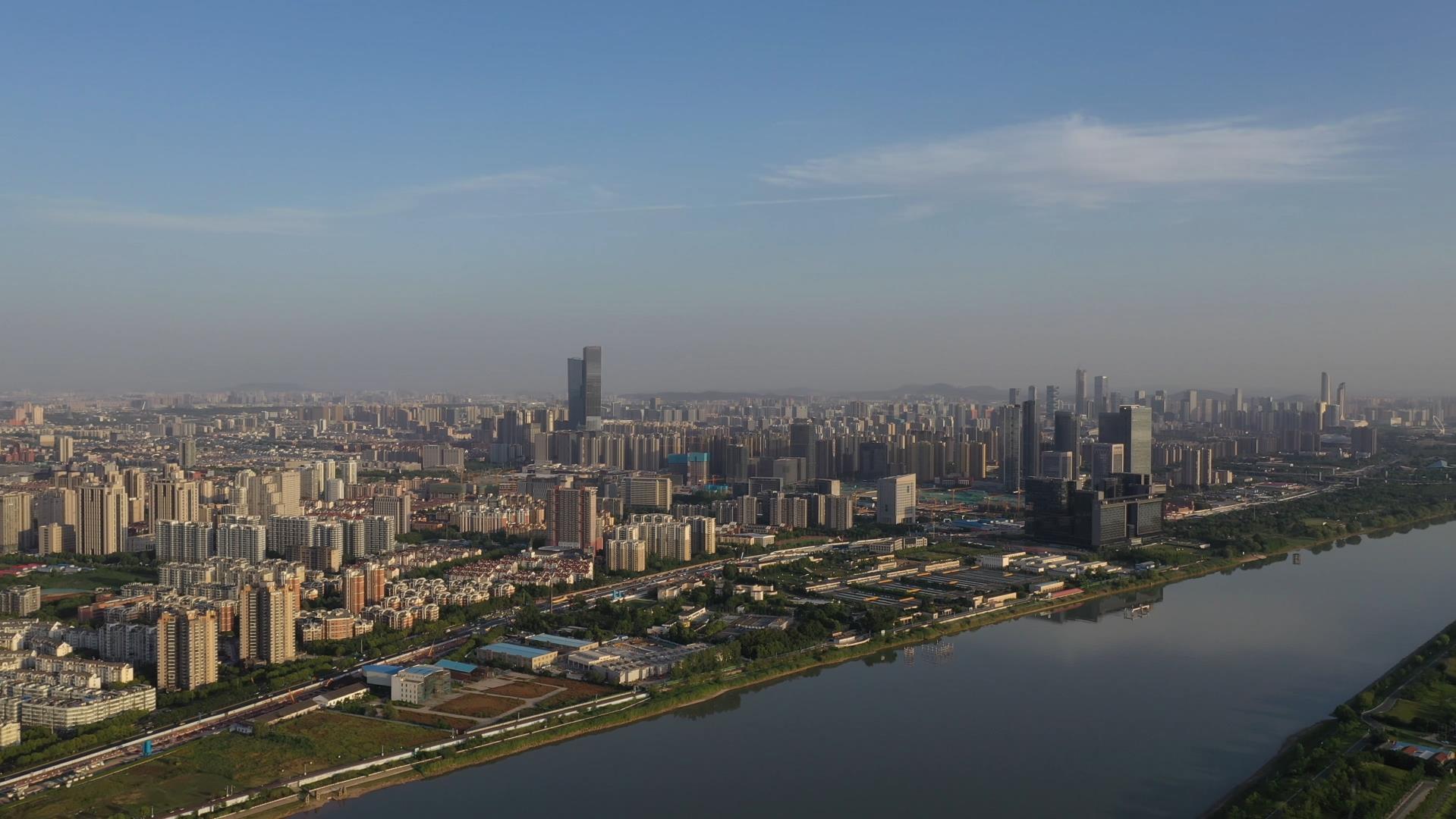 南京高清滨江风光带4K航拍城市建筑群视频的预览图