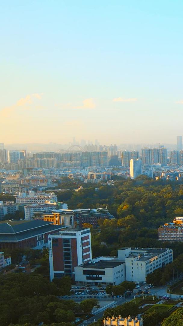 广州城市天际线蓝天白云视频的预览图