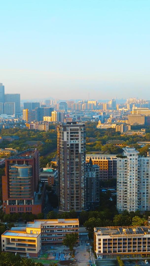 广州城市天际线蓝天白云视频的预览图