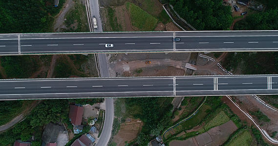 4k高清航拍高速公路俯视视频的预览图