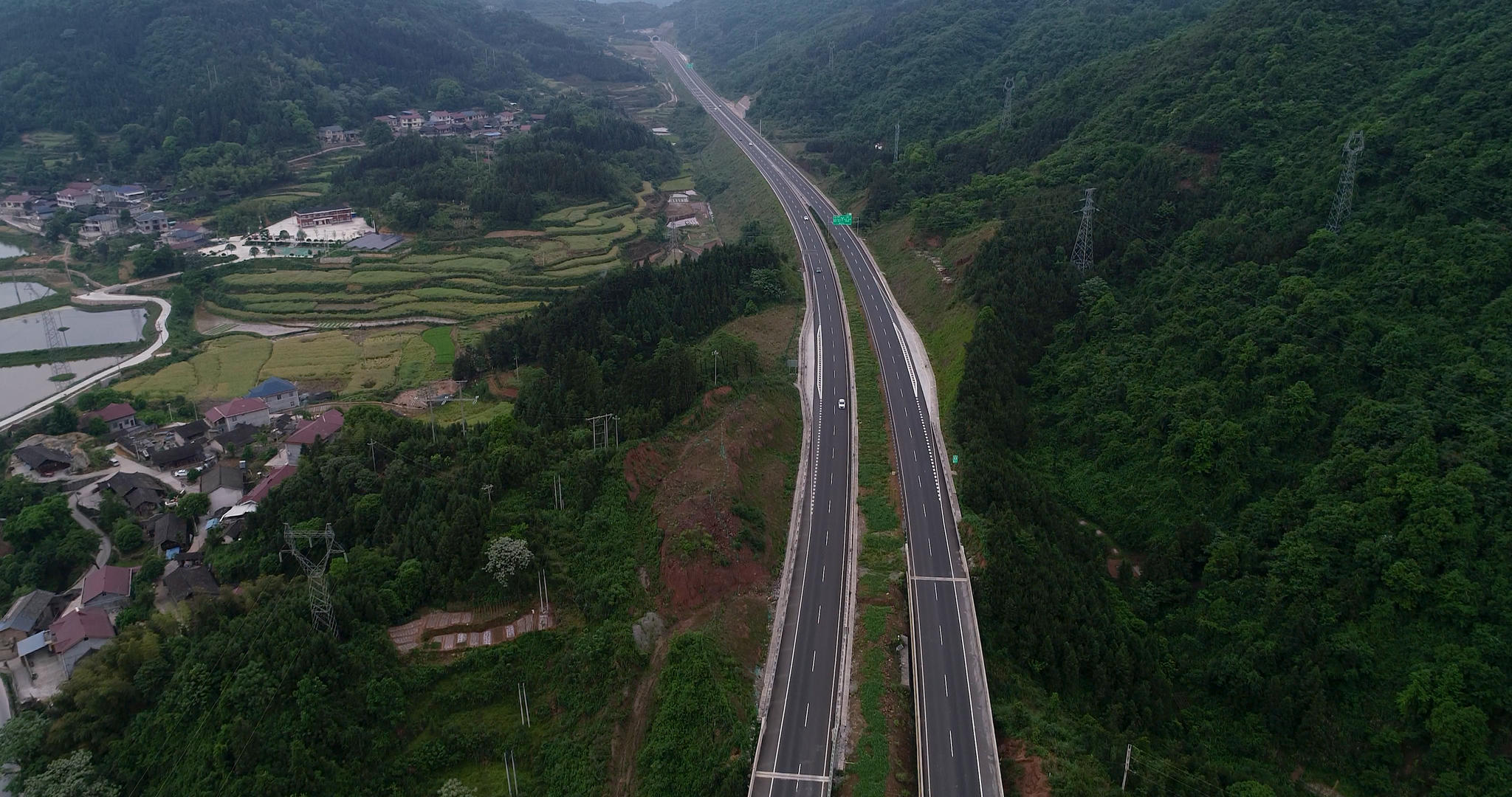 4K高清航拍高速公路前进下滑机头视频视频的预览图