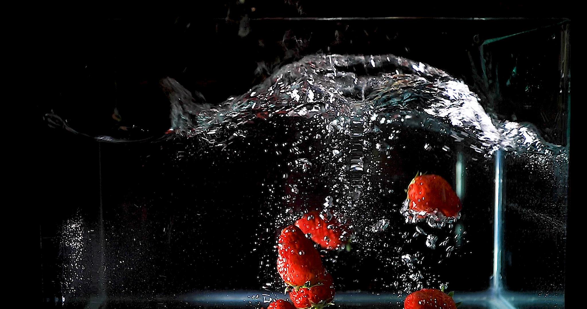 4K升格慢动作拍摄草莓入水视频的预览图