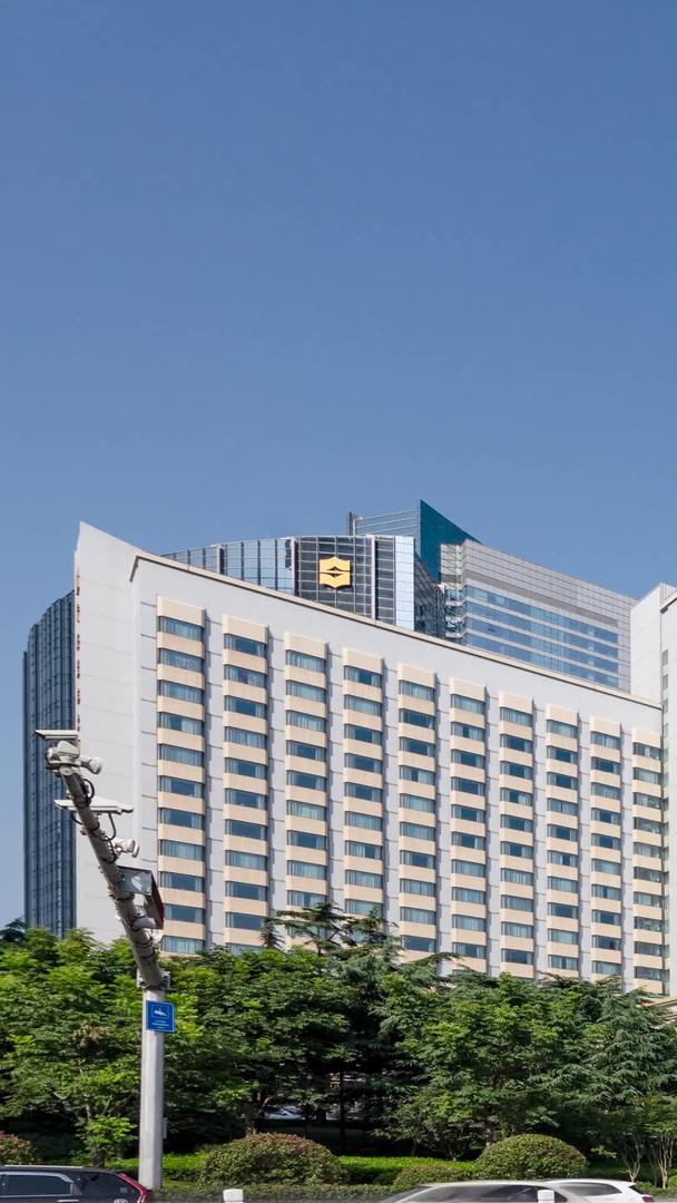 青岛香港中路喜来登大酒店和华润地产拥挤、熙熙攘攘、延迟视频的预览图