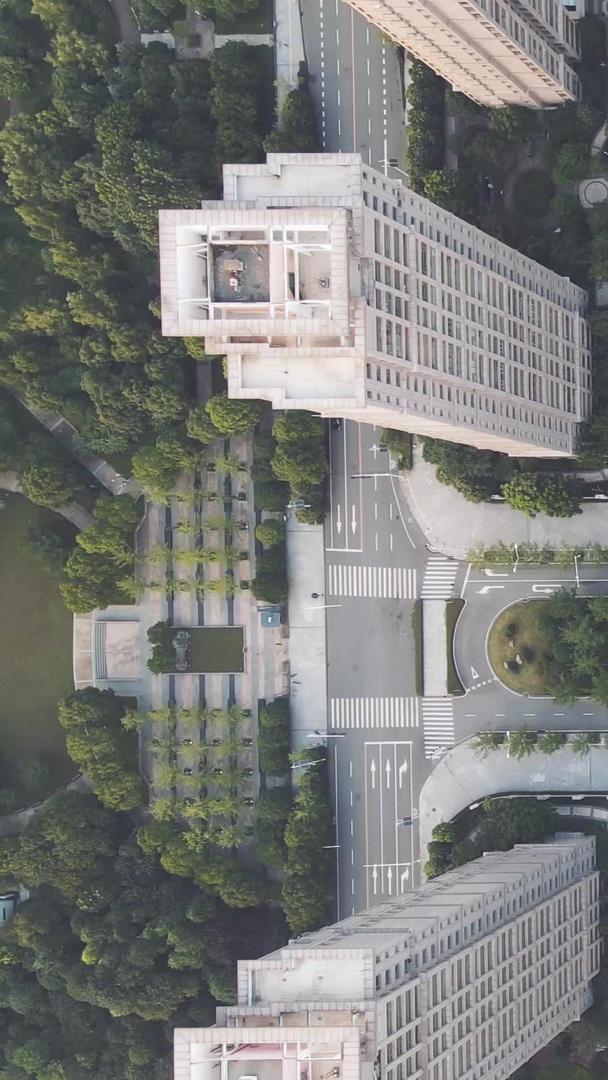 城市航拍风景金融中心拍摄交通路口城市交通素材视频的预览图