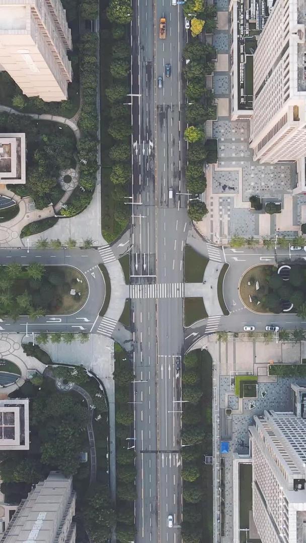 城市航拍风景金融中心拍摄交通路口城市交通素材视频的预览图