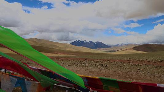 蓝天白云经幡雪山西藏自然风光延时视频视频的预览图