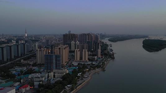 南京高清滨江风光带4K航拍城市建筑群视频的预览图