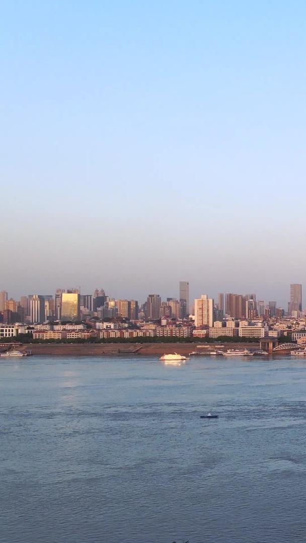 航拍城市景观标志建筑长江大桥江景交通道路交通流量材料视频的预览图