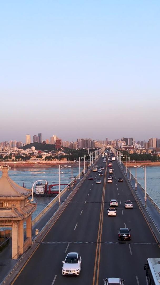航拍城市景观标志建筑长江大桥江景交通道路交通流量材料视频的预览图