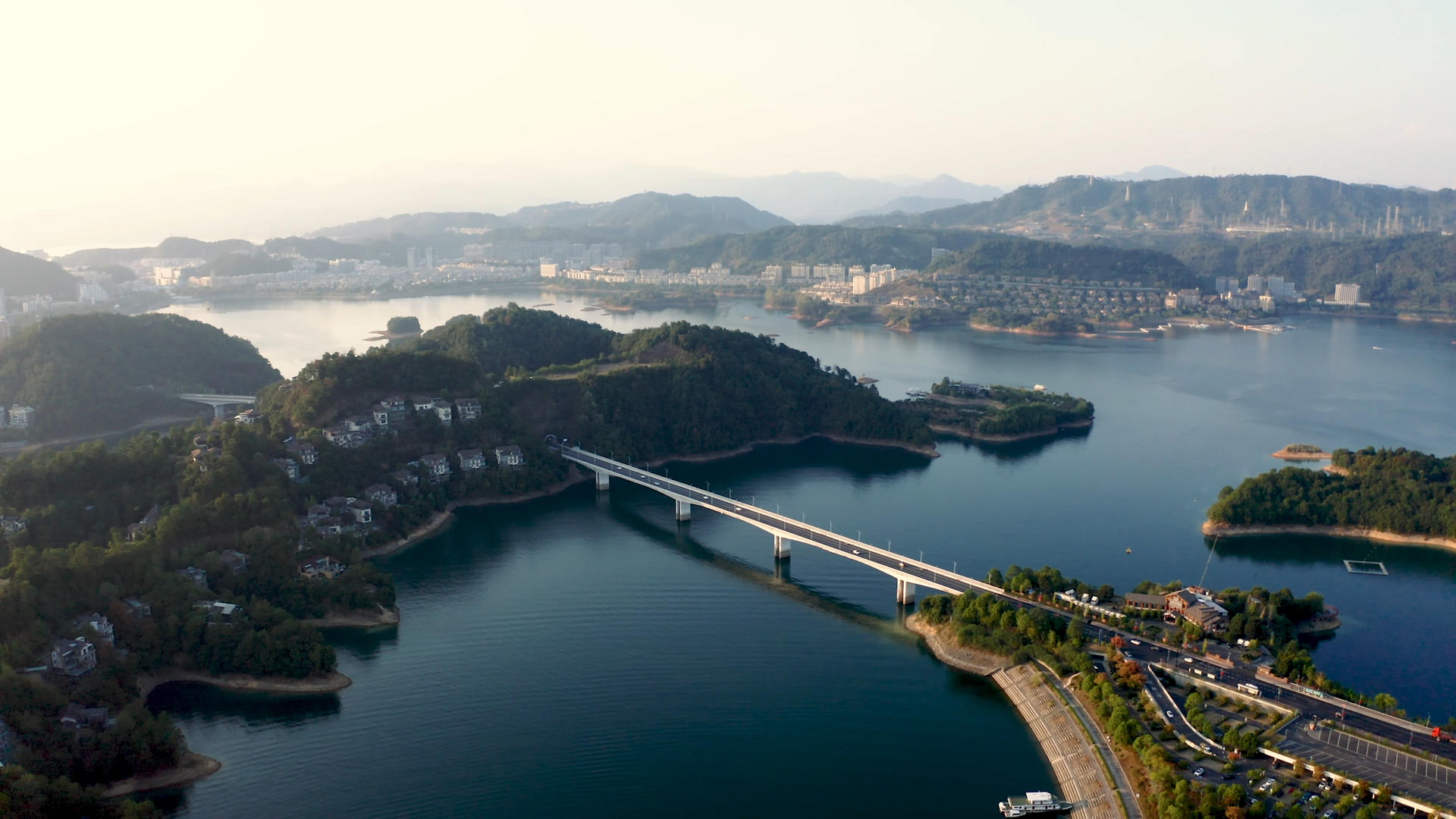 千岛湖上5A景区的桥梁航拍风光视频的预览图
