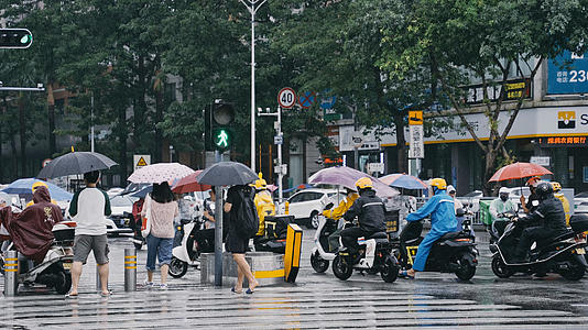 4K升格行人在雨天过马路视频的预览图