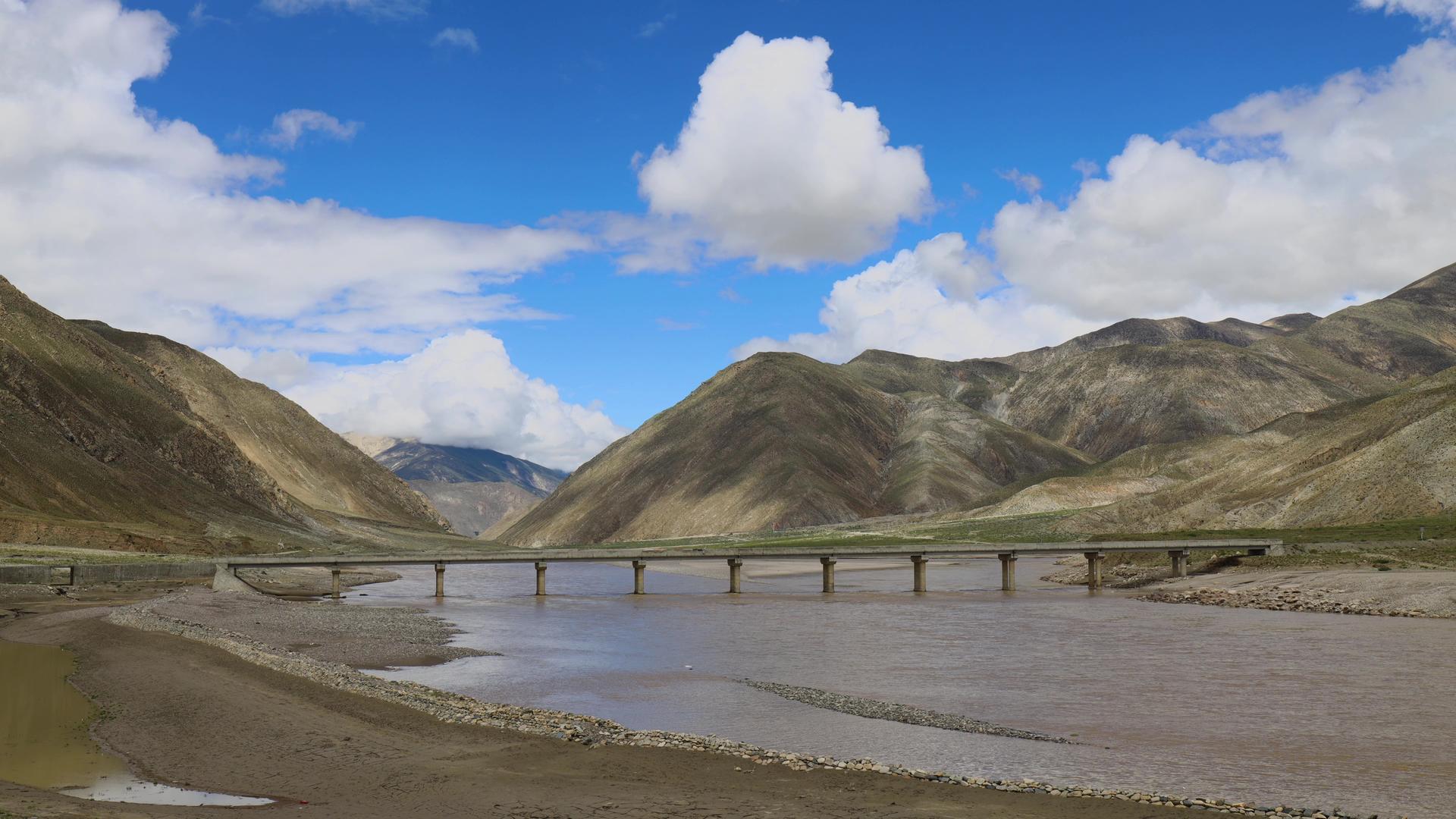 雅鲁藏布江与旁达雅江大桥延时视频视频的预览图