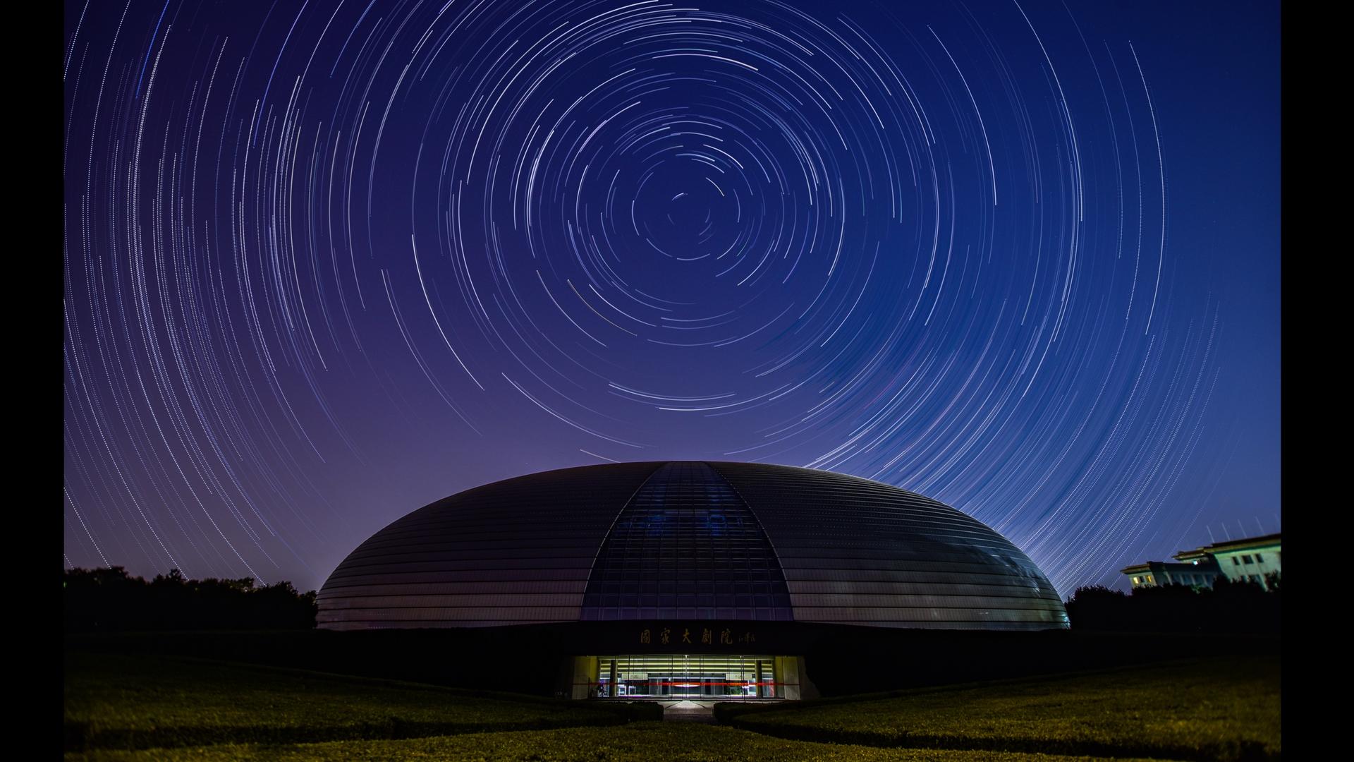北京国家大剧院环绕星轨之动态视频的预览图
