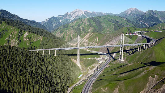 新疆伊犁果子沟大桥航拍视频的预览图