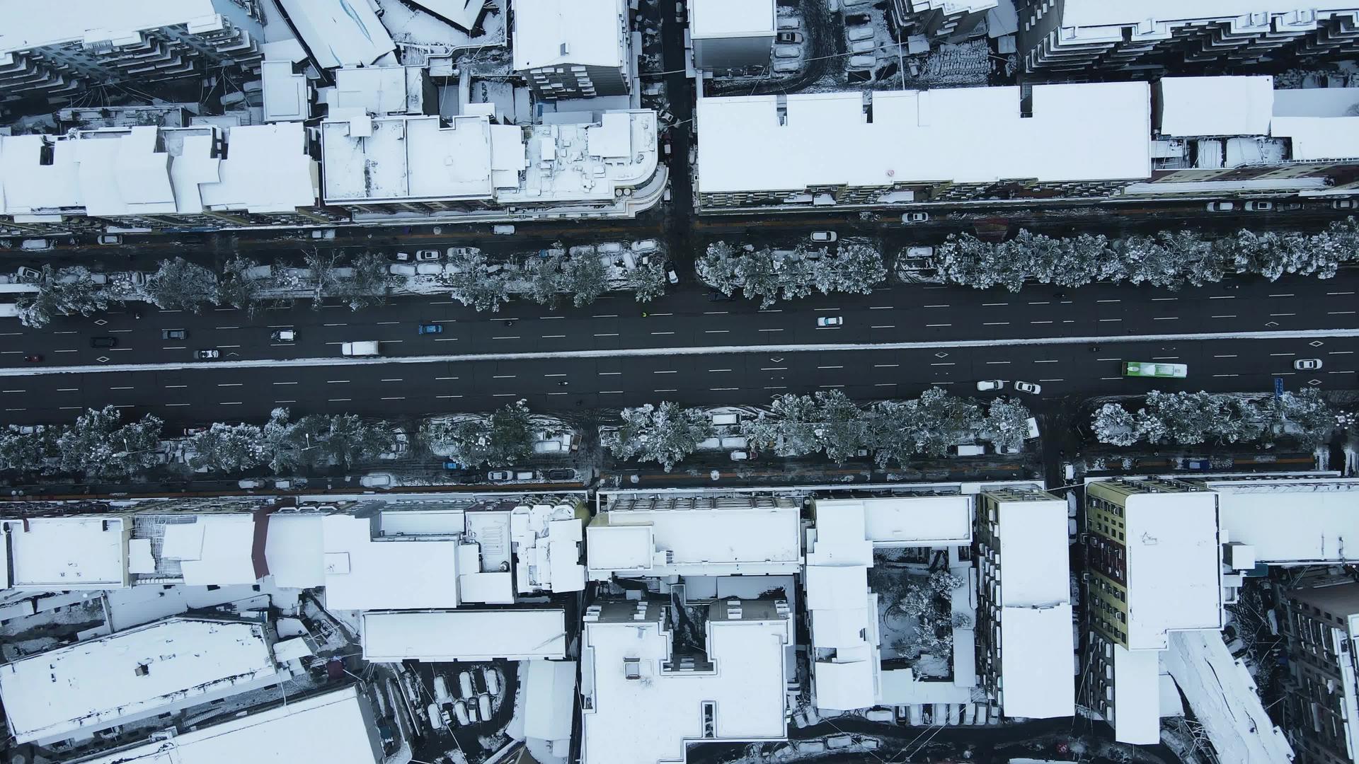 萧条城市雪景交通航拍视频的预览图