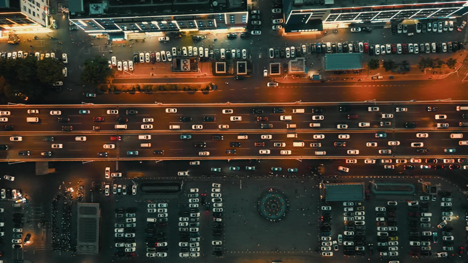 城市夜幕降临拥堵交通俯拍视频的预览图