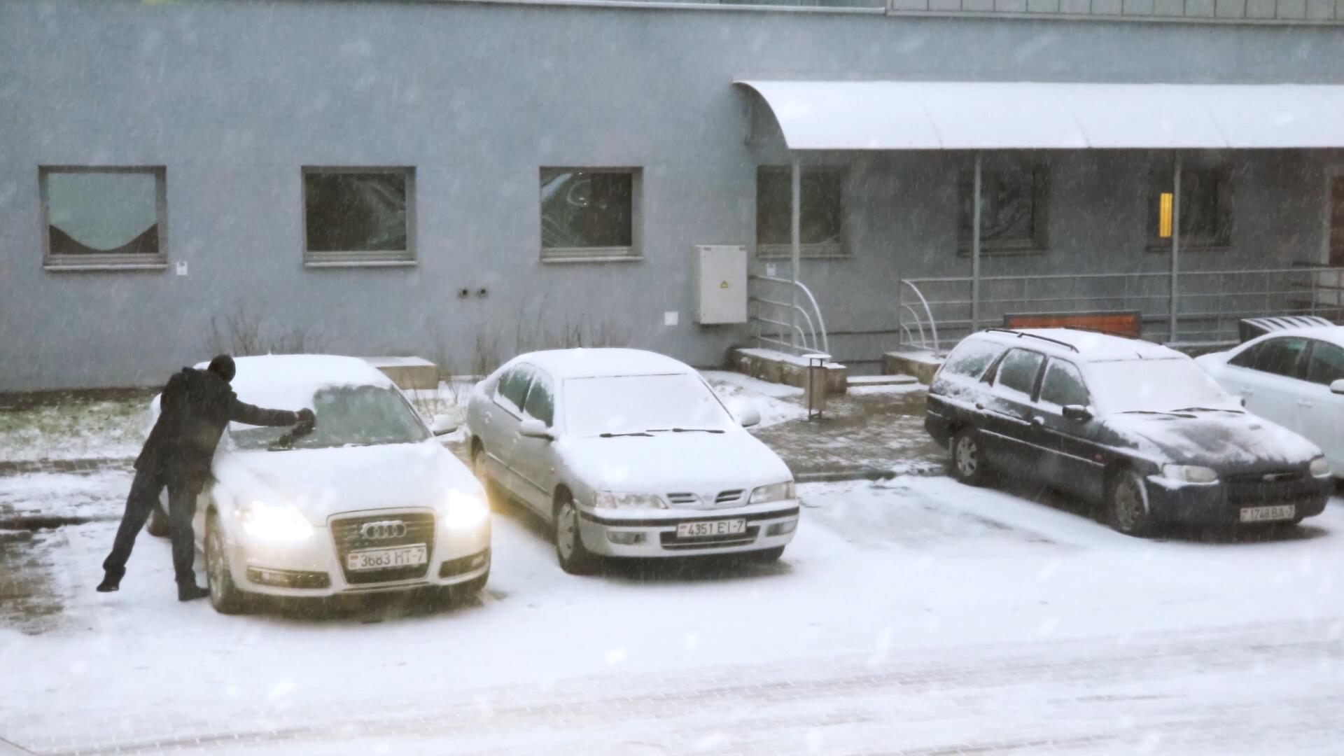 寒冬雨雪天气清晨出行汽车除雪视频的预览图