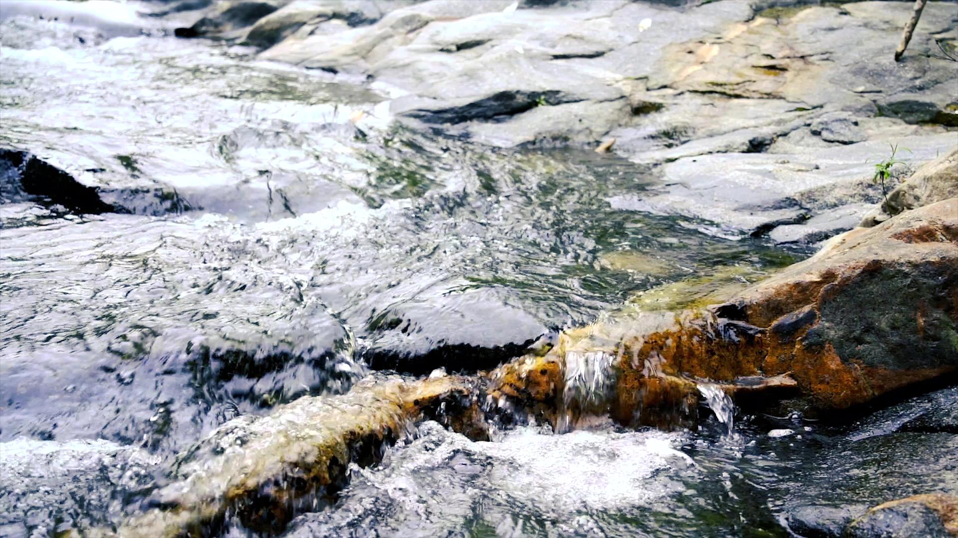 流动的溪水升格慢镜头超清4K视频视频的预览图