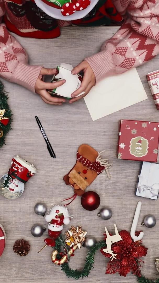 圣诞节写贺卡包装礼品视频的预览图