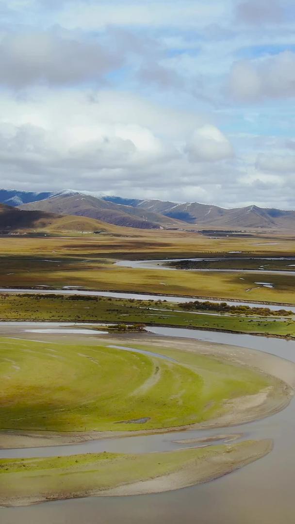 航拍草原湿河流地公路风景视频视频的预览图
