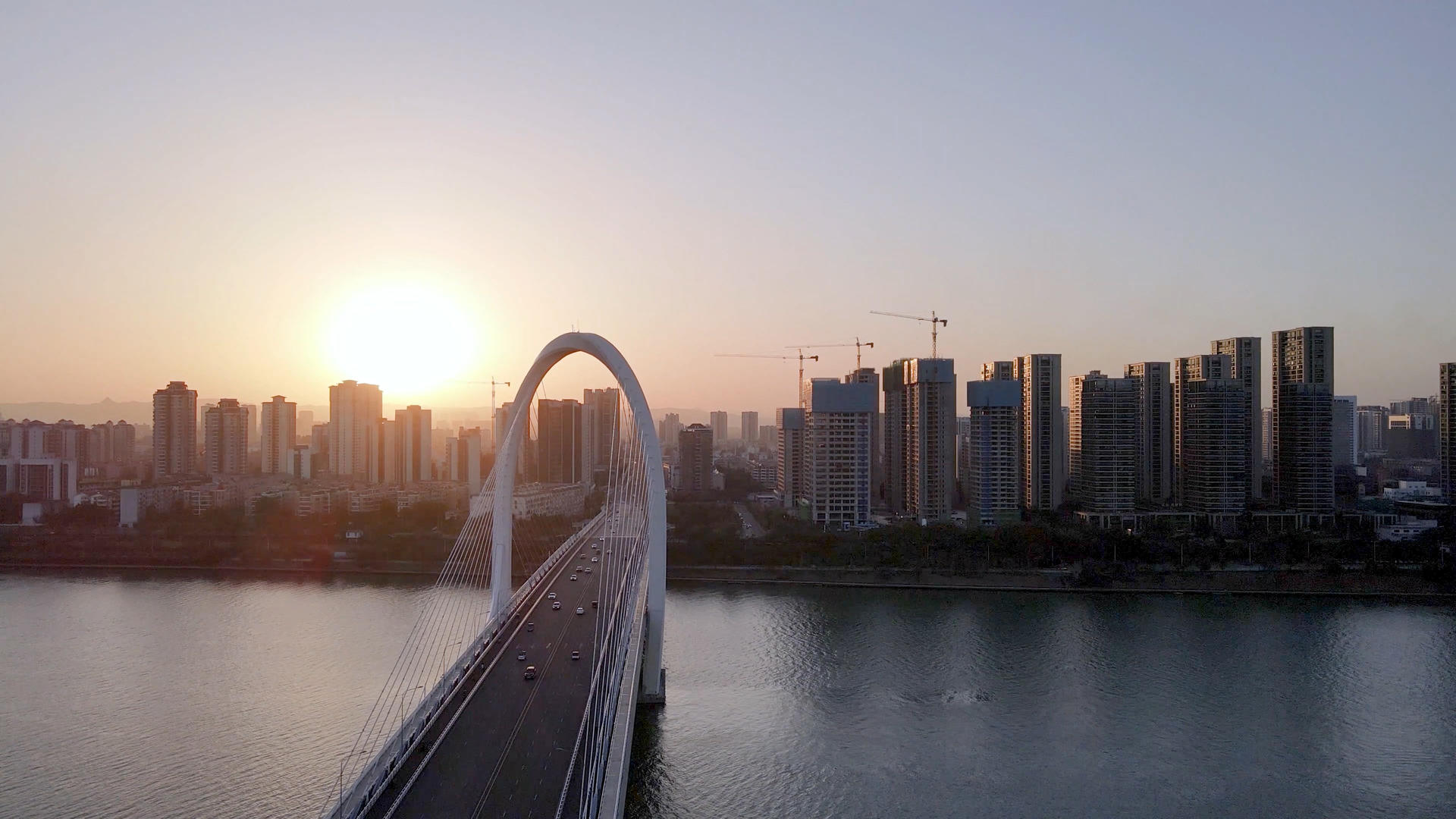 4K航拍柳州城市落日余晖视频的预览图