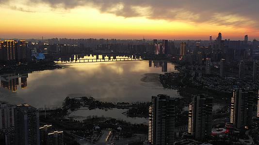 航拍晚霞下的武汉沙湖和住宅区视频的预览图