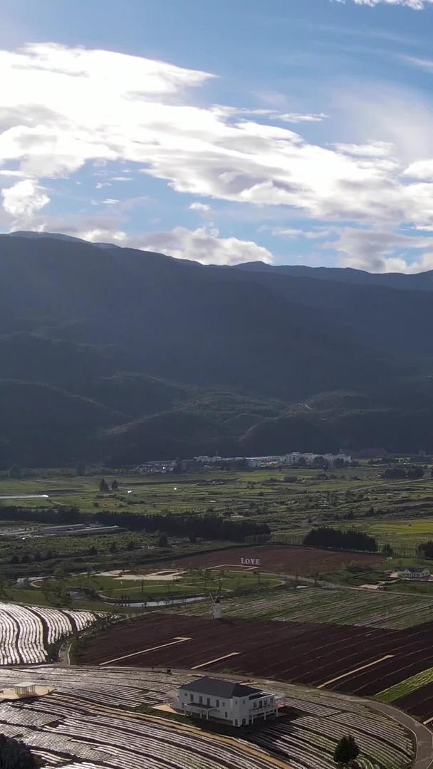 丽江雪山小镇美丽的田园风光视频的预览图