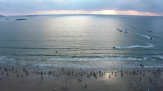 福建平潭岛龙王头海滩日出风景航拍视频的预览图