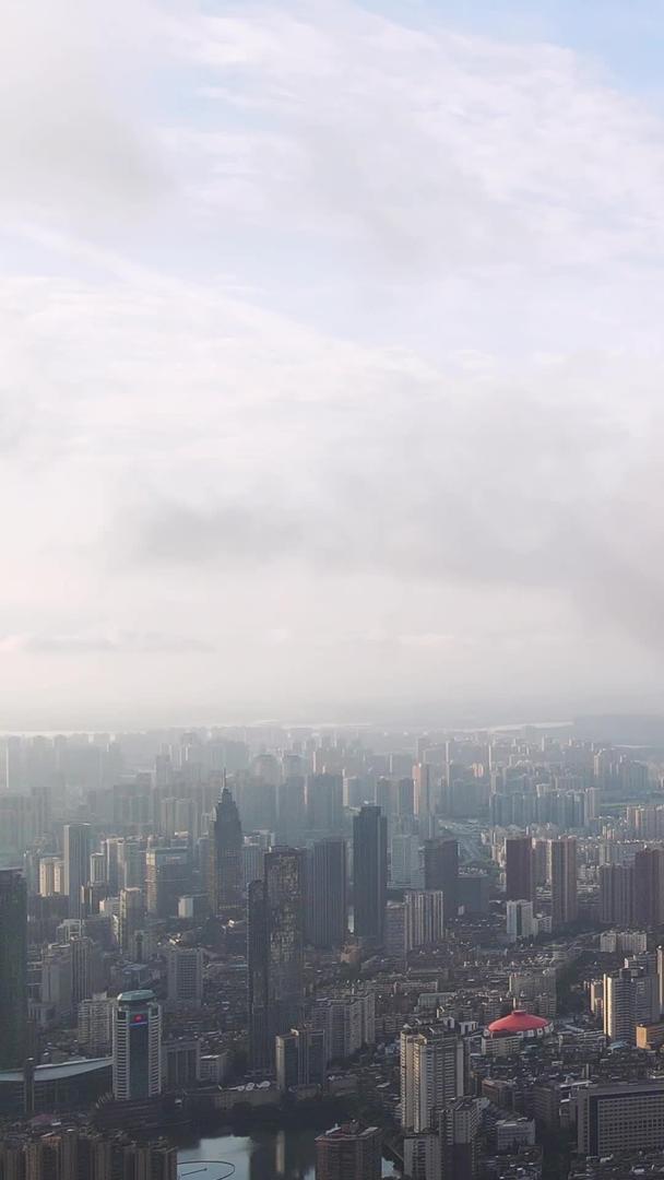 航拍风景城市蓝天白云高空俯瞰城市天际线金融中心建筑道路材料视频的预览图