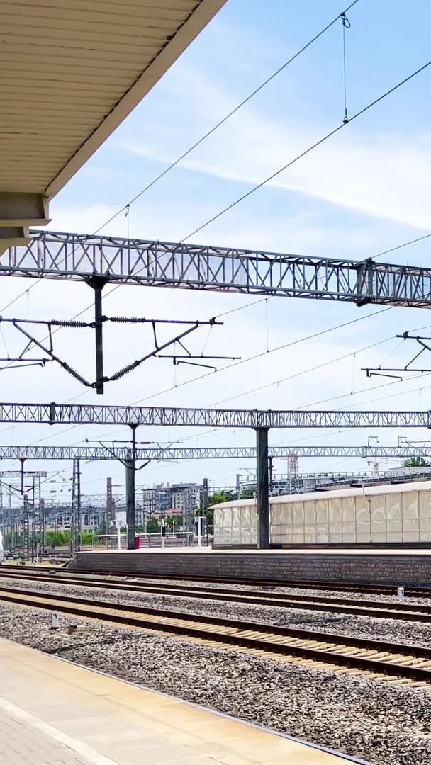 实拍和谐号高铁行驶进站视频的预览图