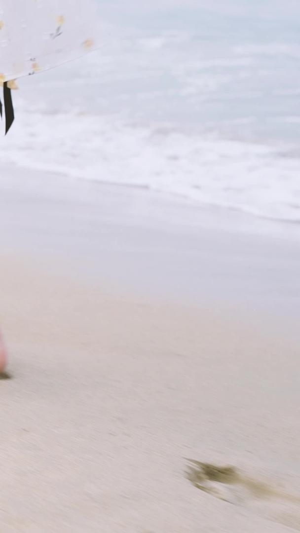 少女沙滩漫步特写视频的预览图