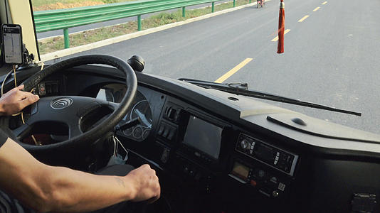 高速公路上客运司机驾驶技术手动挡大客车4k素材视频的预览图