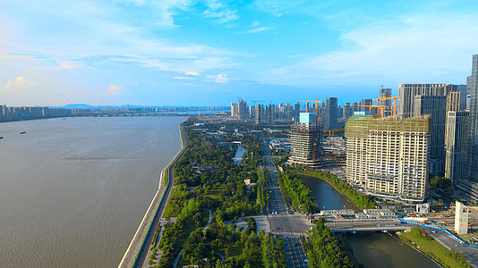 4K大气航拍杭州钱塘江上的城市群蓝天视频的预览图