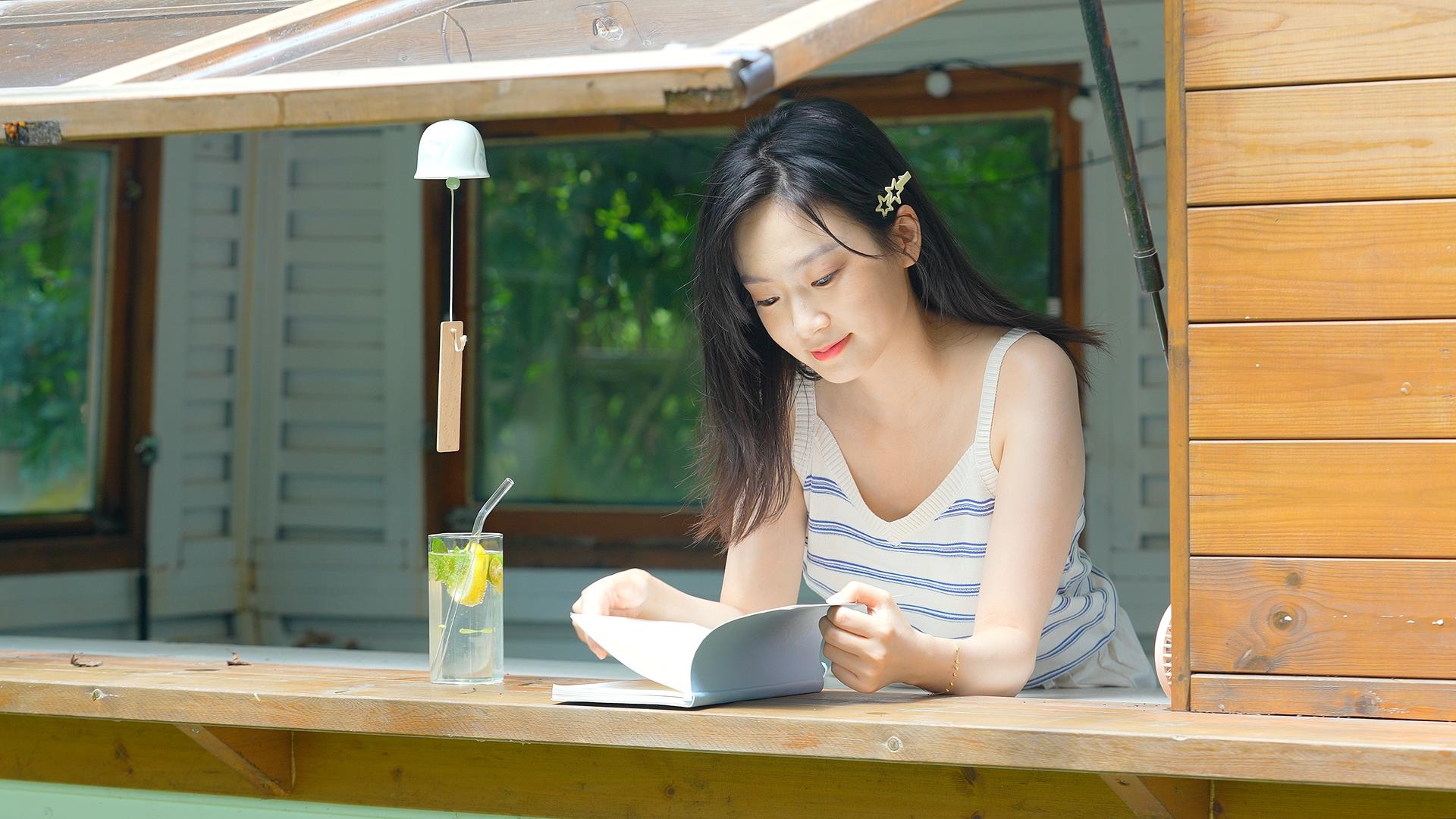 夏日美少女读书视频的预览图