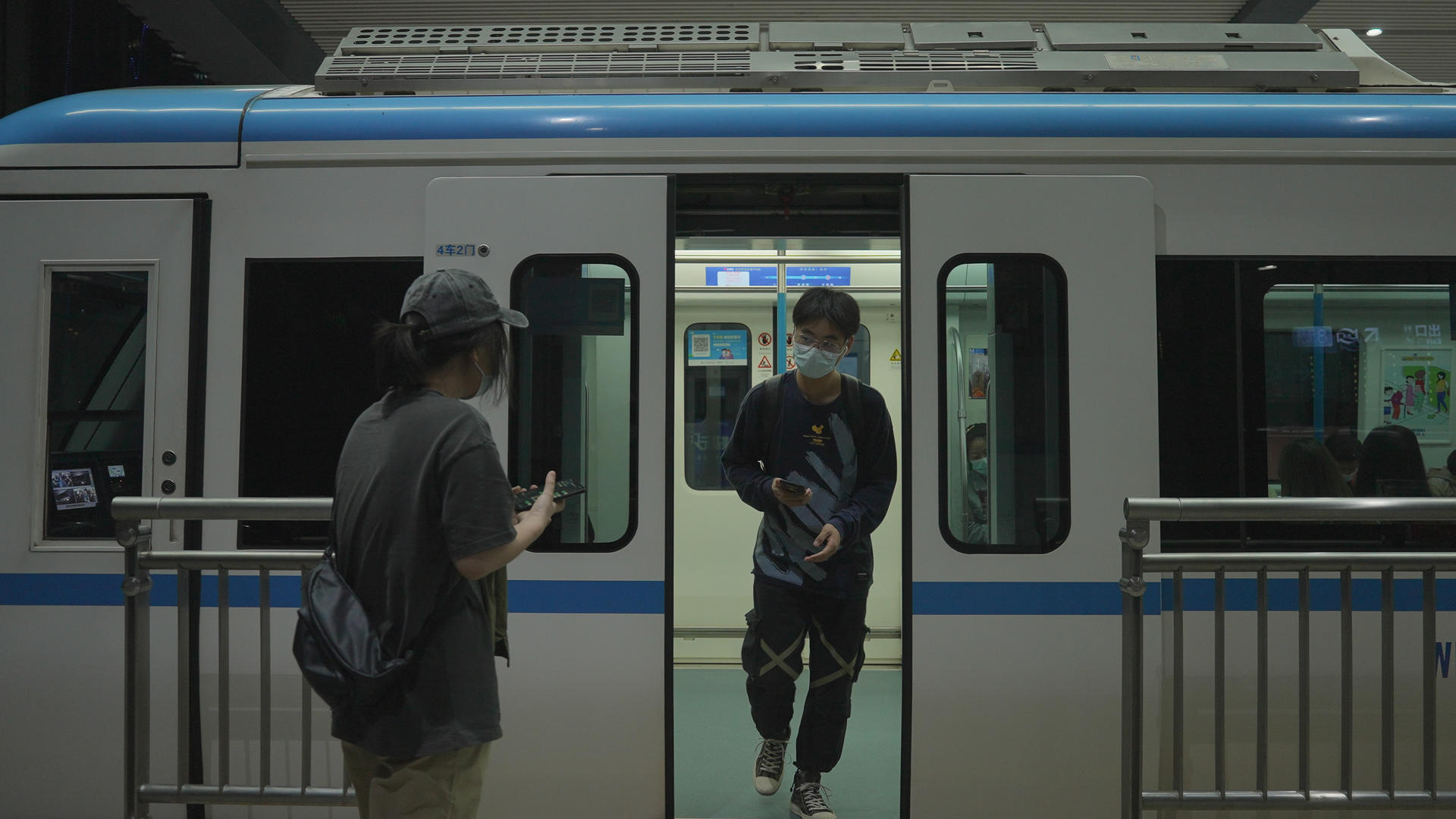 【该视频无肖像权，请勿商用】4k城市轨道交通站台上下列车的乘客4k素材视频的预览图