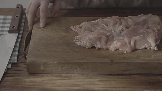 番茄鸡腿肉焖饭素材01视频的预览图