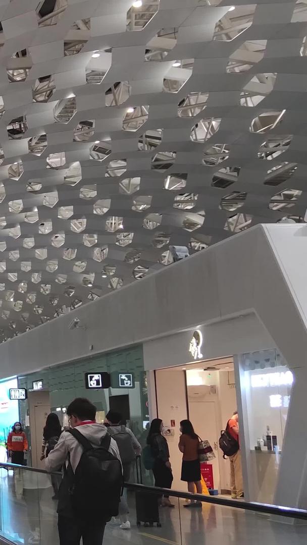 深圳宝安机场内景人群镜头组视频的预览图