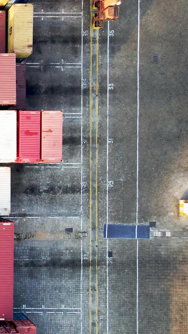 港口物流运输集装箱码头视频的预览图