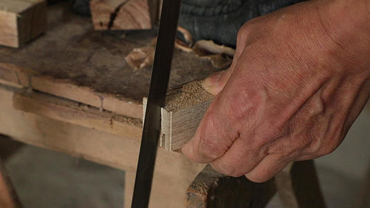 木匠手工锯木条视频的预览图