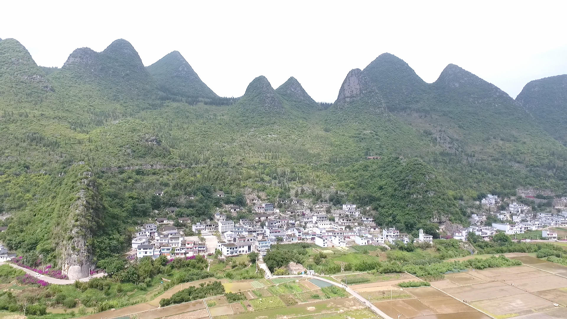 航拍万峰林六六大顺下的农村视频的预览图