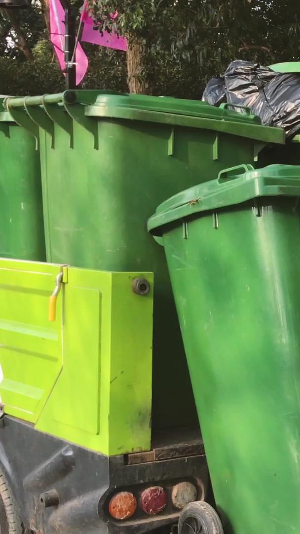 城市环卫清洁工人搬运垃圾劳动环保材料视频的预览图