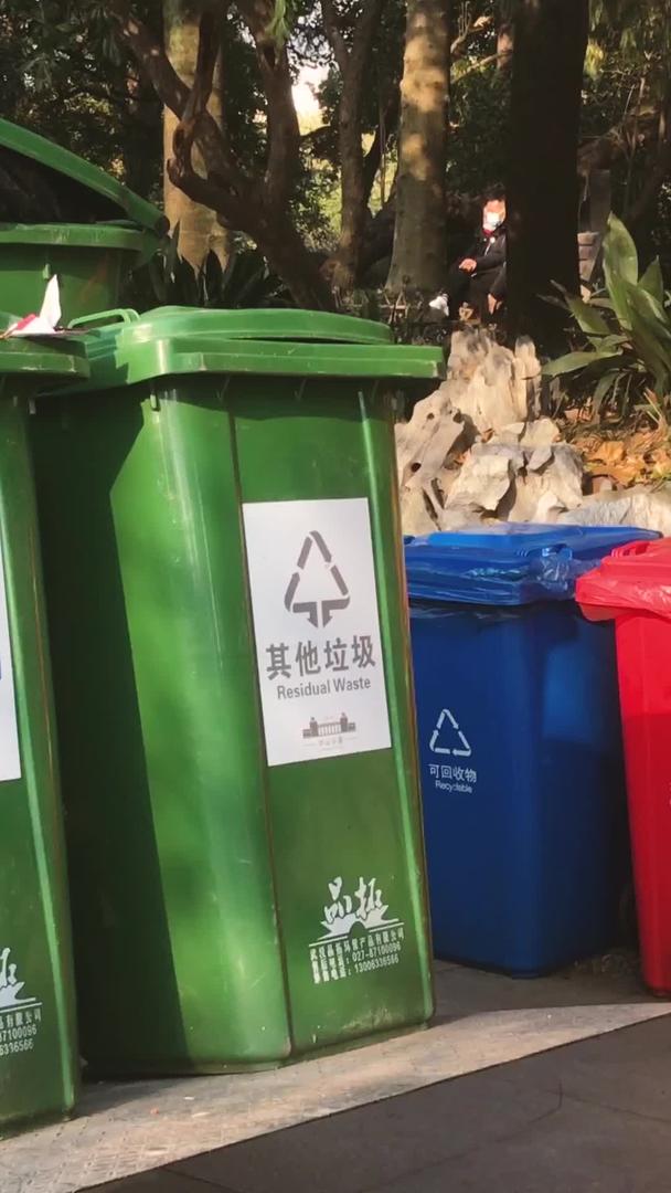 城市环卫清洁工人搬运垃圾劳动环保材料视频的预览图