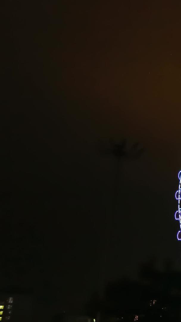 夜晚灯火通明的摩天轮视频的预览图